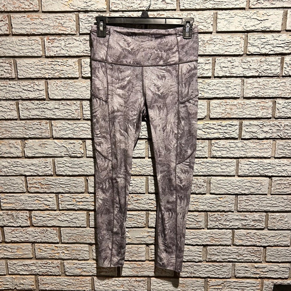 LULULEMON Fast & Free Legging Size 6 Kindred Spirit Gray Leaf Print 23"Inseam